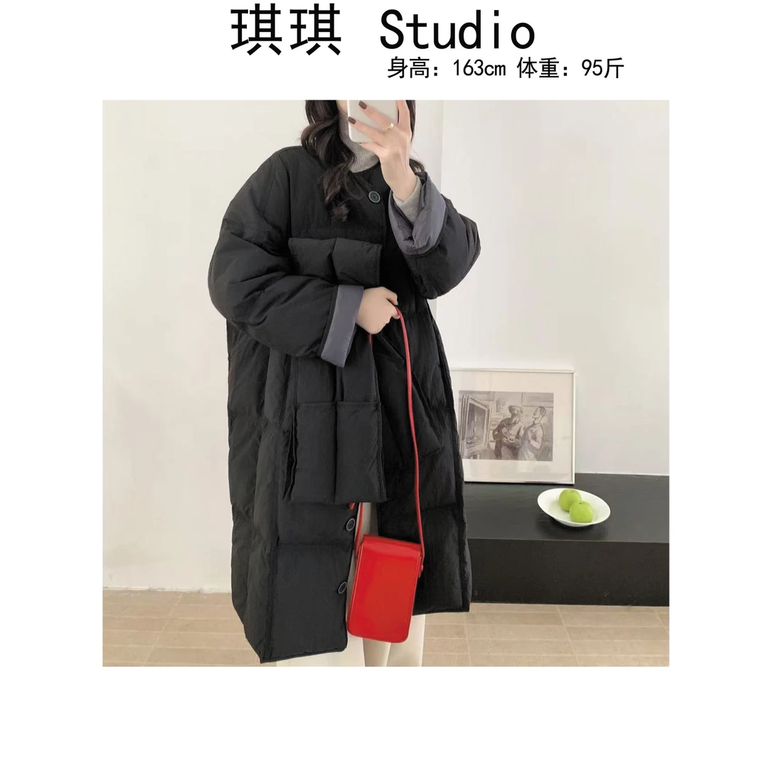 《琪琪家》90白鸭绒 冬季新款设计感长款纽扣带围巾减龄羽绒外套-B