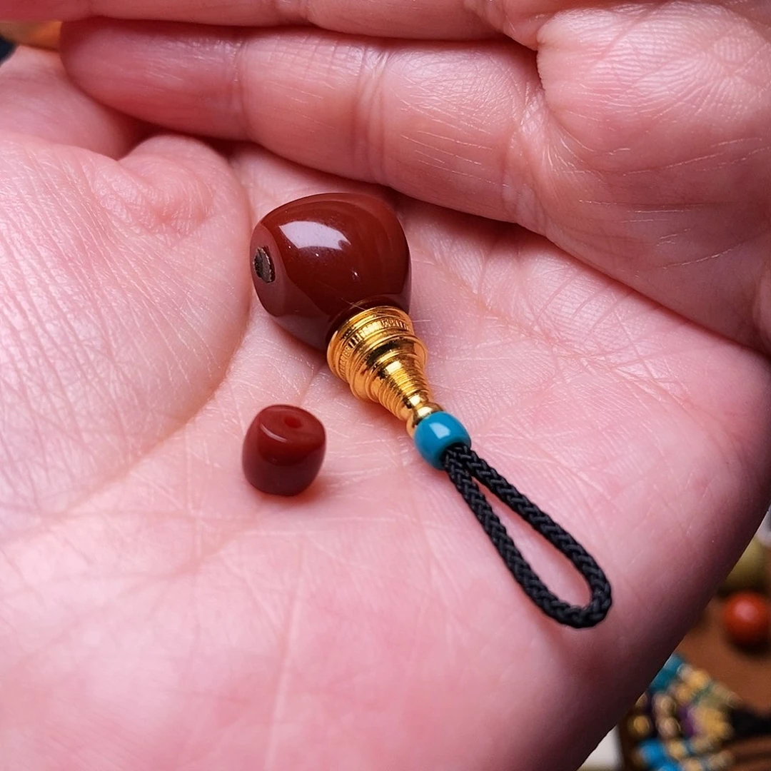 南红玛瑙配饰18K金镶嵌飞*哥