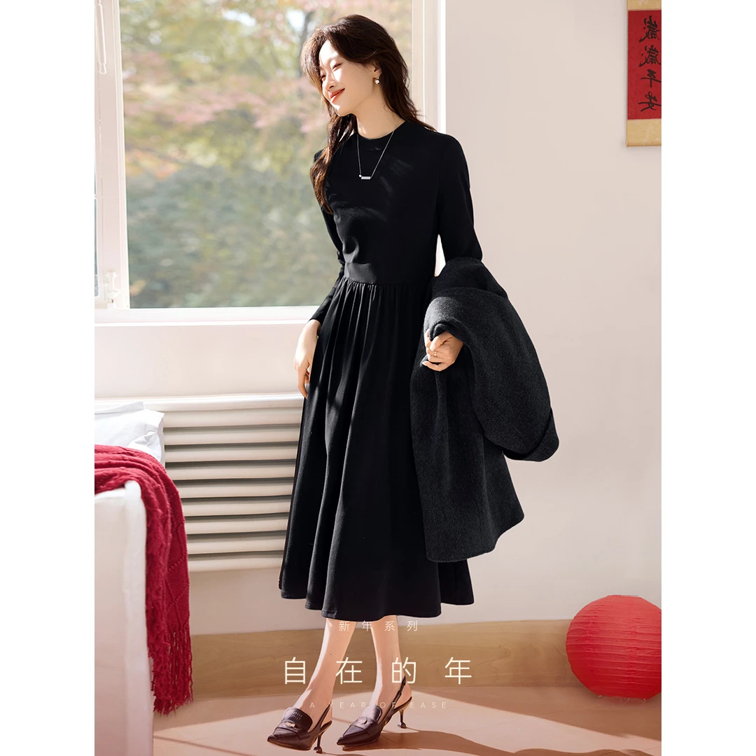 沫晗依美收腰显瘦半高领连衣裙2025秋季新款气质纯色长袖连衣裙女