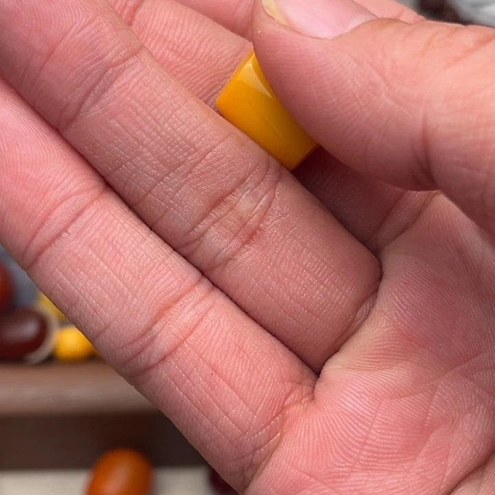 偏***红琥珀未镶嵌裸石蜜蜡马蹄