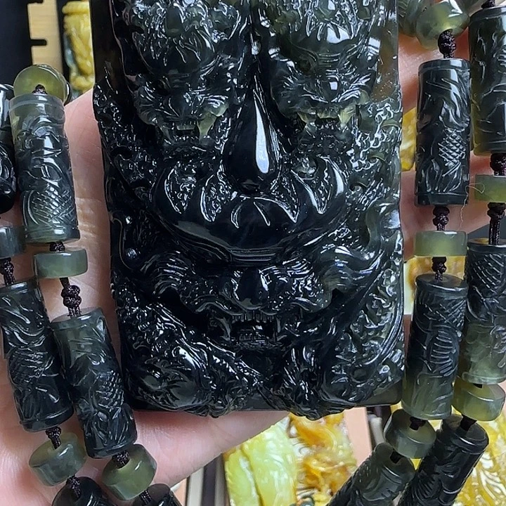 蛇纹石玉未镶嵌颈饰