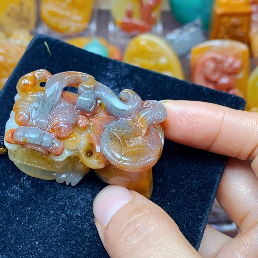 未镶嵌石英质玉（黄龙玉）颈饰