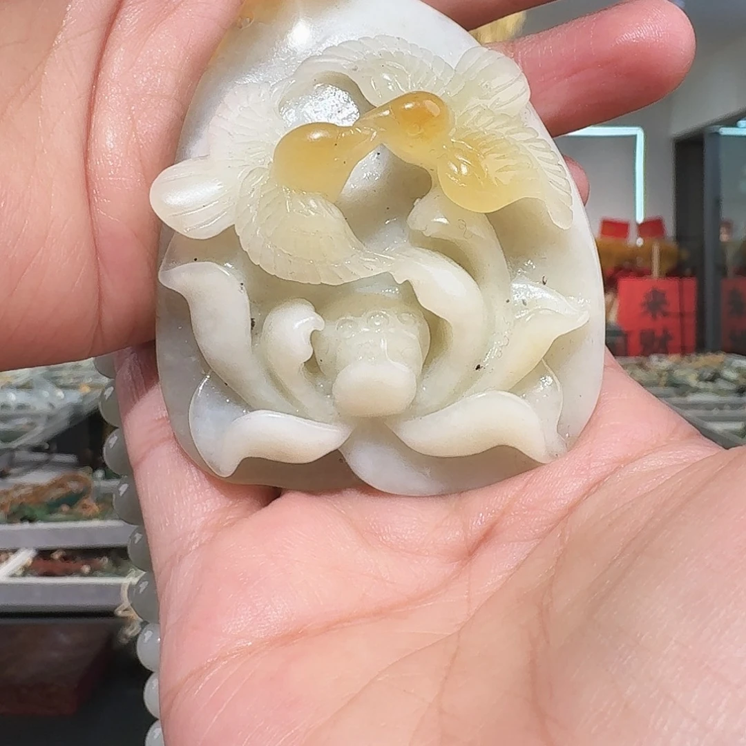 岫玉未镶嵌颈饰吊坠