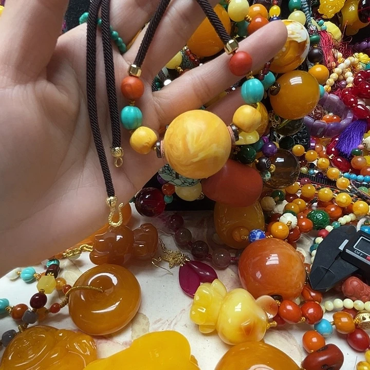 树脂制品?****梦1080老花纹锁骨链