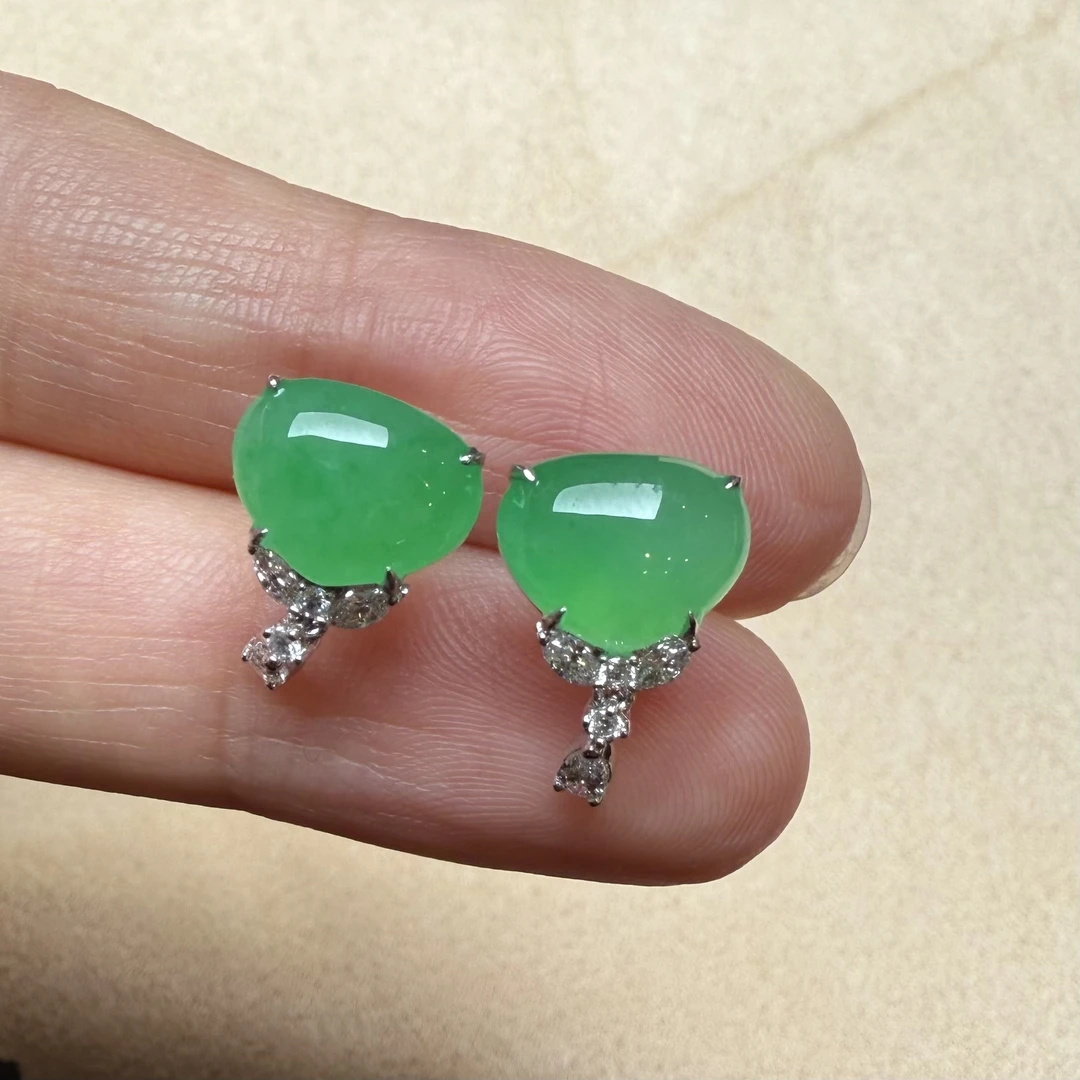 苹果绿天然缅甸翡翠耳饰