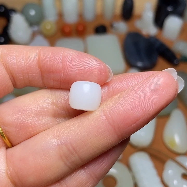 用***3和田玉未镶嵌颈饰