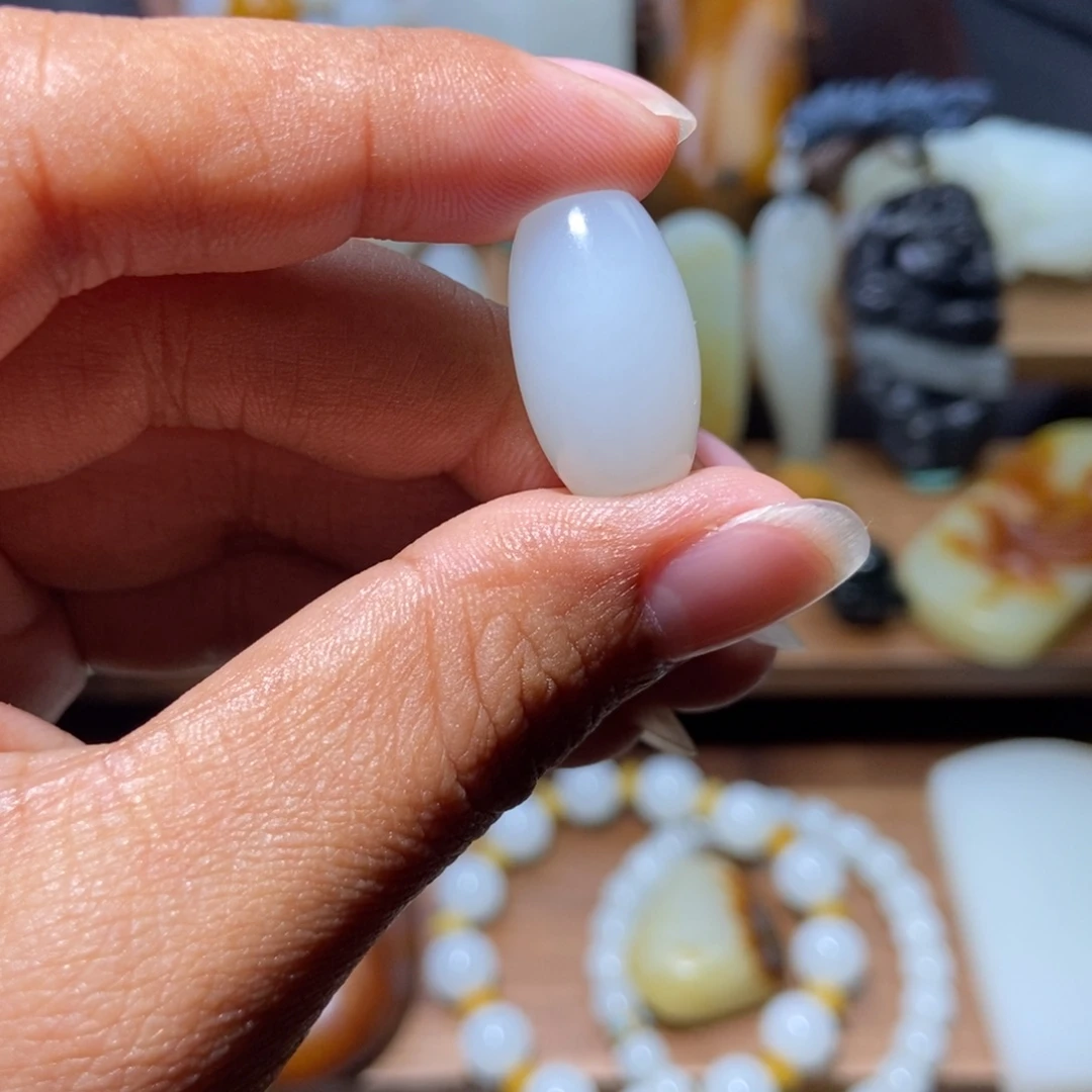 東***東和田玉未镶嵌颈饰