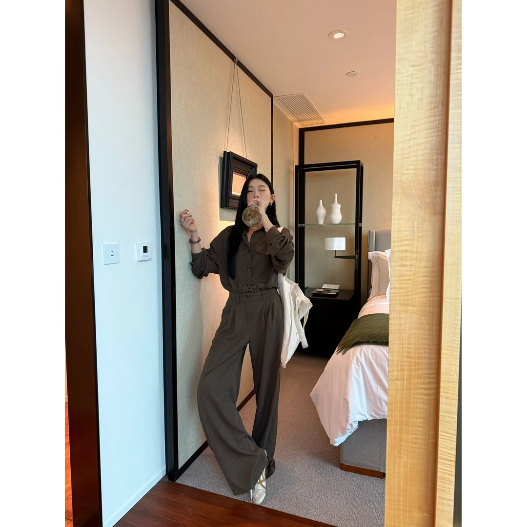 70不是七十【榛果拿铁】早秋韩系翻领工装宽松直筒连体裤