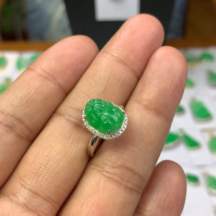 翡翠18K金镶嵌戒指