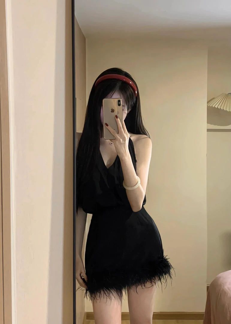 缎面挂脖连衣裙女夏季2025新款高级感露背小黑裙修身气质生日短裙