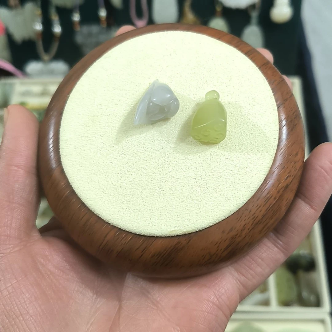 洛***孩和田玉未镶嵌颈饰