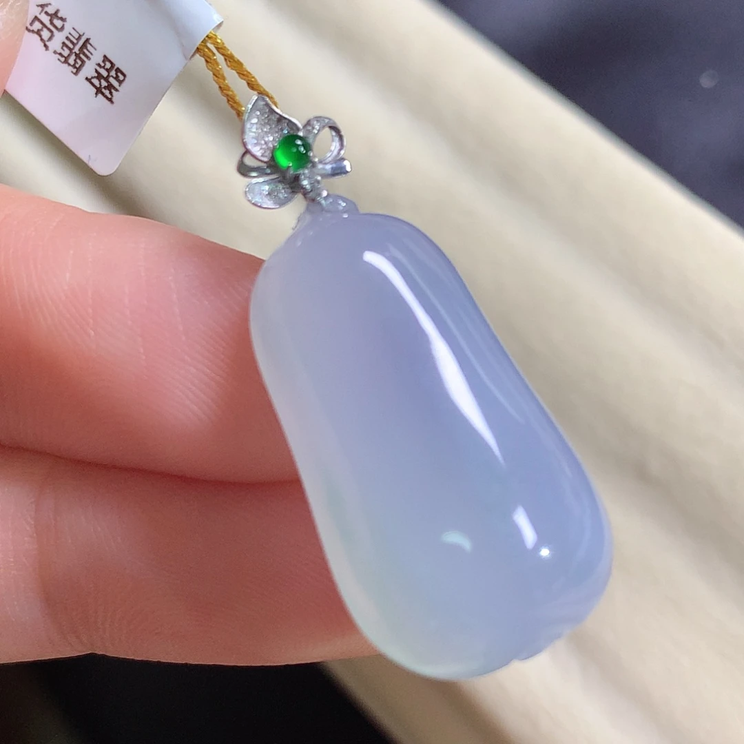 翡翠18K金镶嵌颈饰瓜