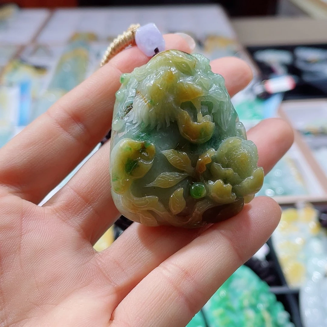 翡翠未镶嵌颈饰一个