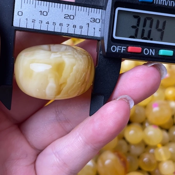 未镶嵌琥珀裸石微瑕692