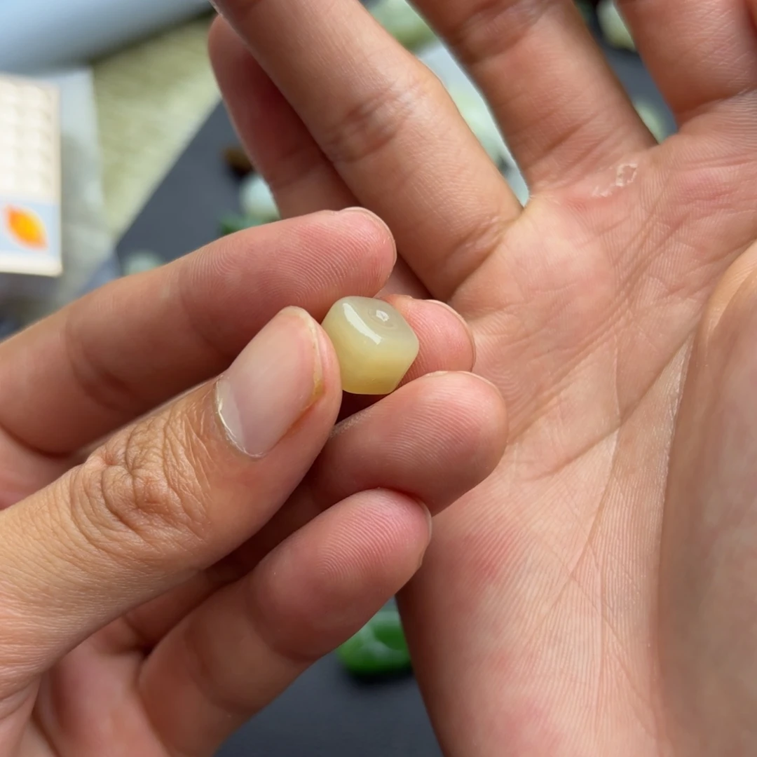 佳***)和田玉未镶嵌颈饰