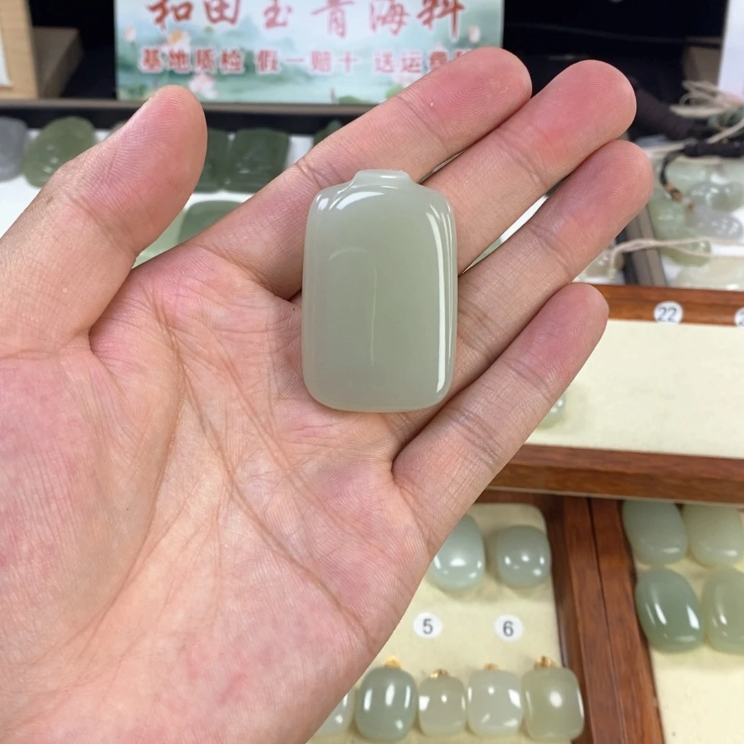 潇***。和田玉未镶嵌颈饰