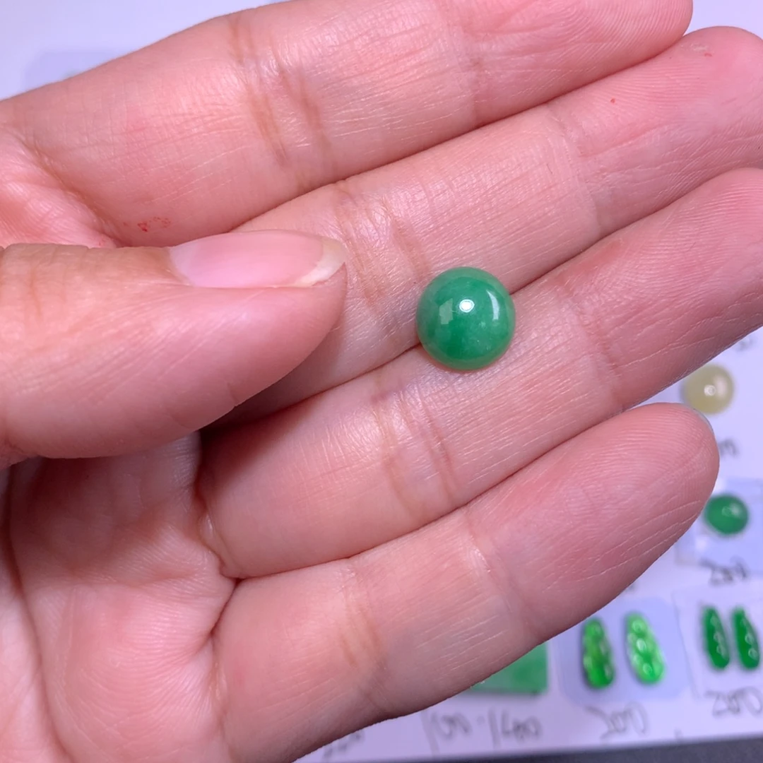 翡翠未镶嵌颈饰绿蛋