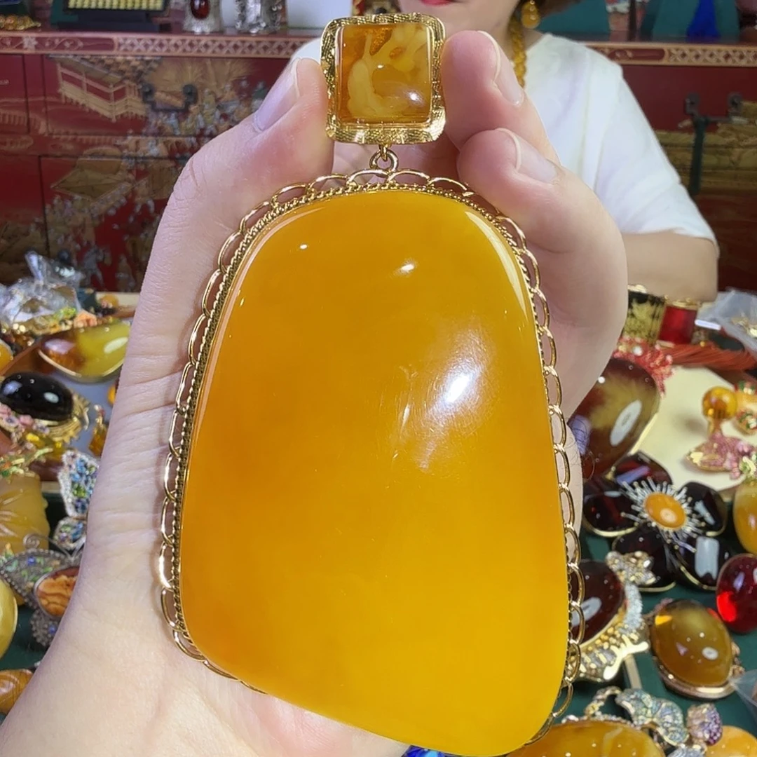 蜜蜡吊坠(赠链)未镶嵌112克