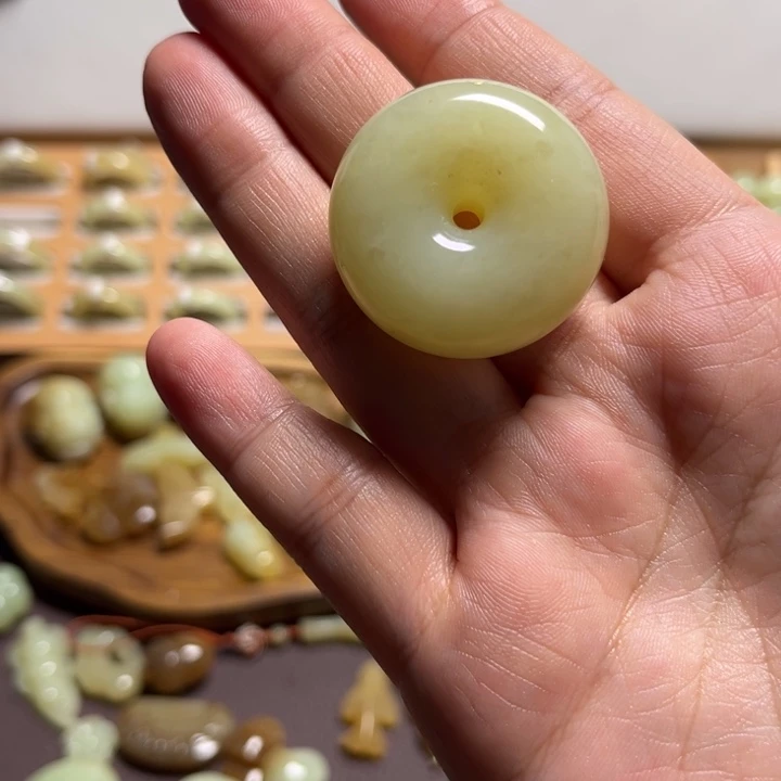T****和田玉未镶嵌颈饰