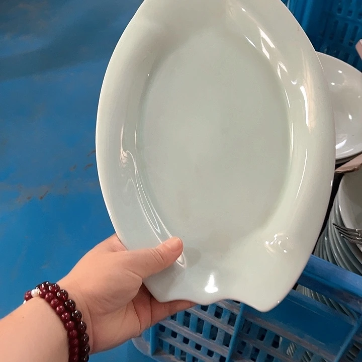 白瓷青瓷异形鱼盘一个，微瑕处理包邮