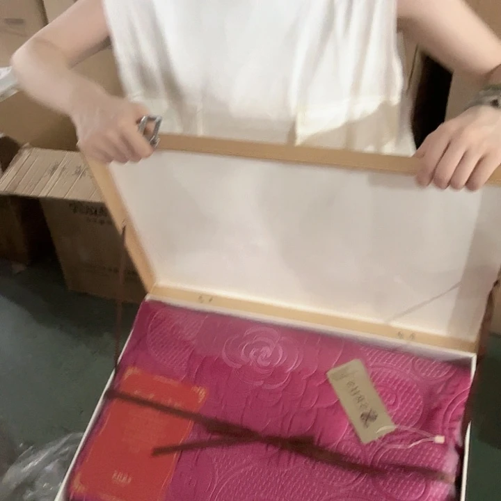 锦纶紫红色刺绣碧映清香款三件套礼盒款