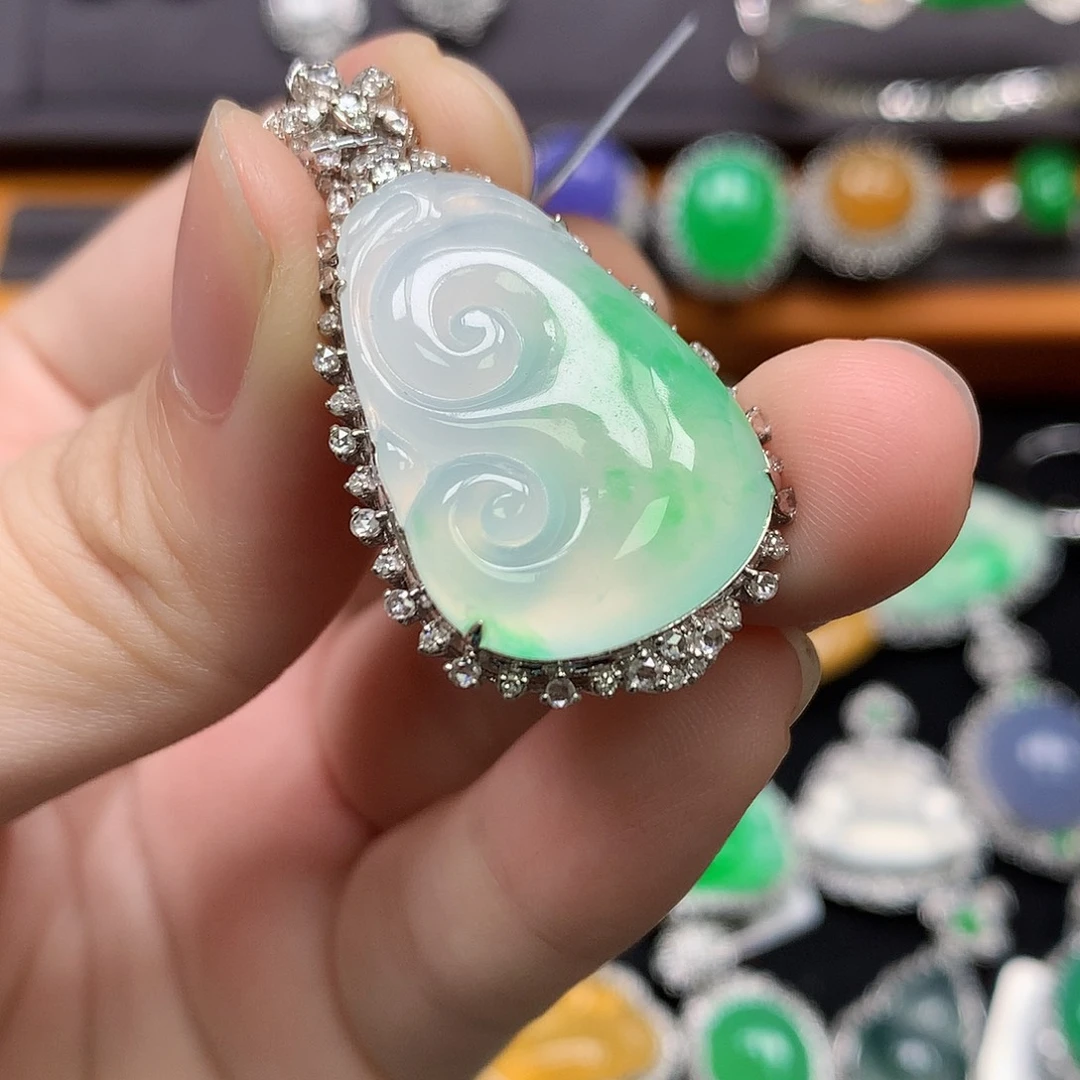 颈饰18K金镶嵌翡翠