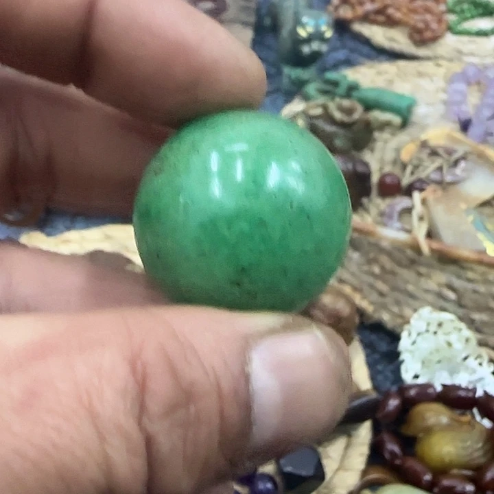 翡翠未镶嵌颈饰我在外面吃饭呢