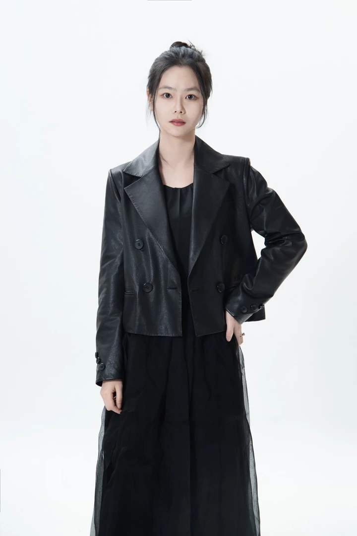 柏娜诺 （维多利亚）全植糅头层绵羊皮春秋西装领短款皮衣外套时尚