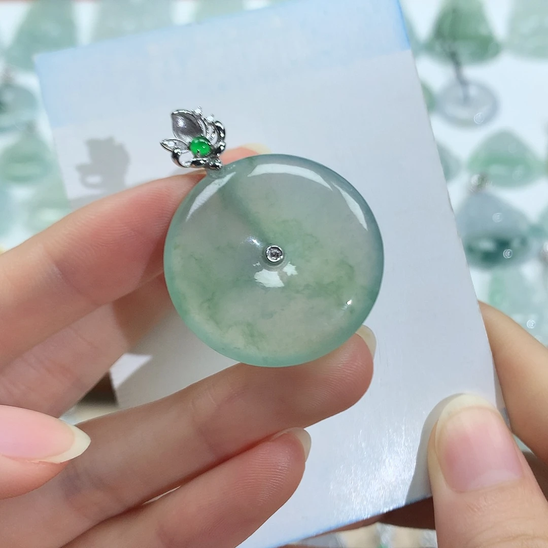 翡翠18K金镶嵌颈饰平安