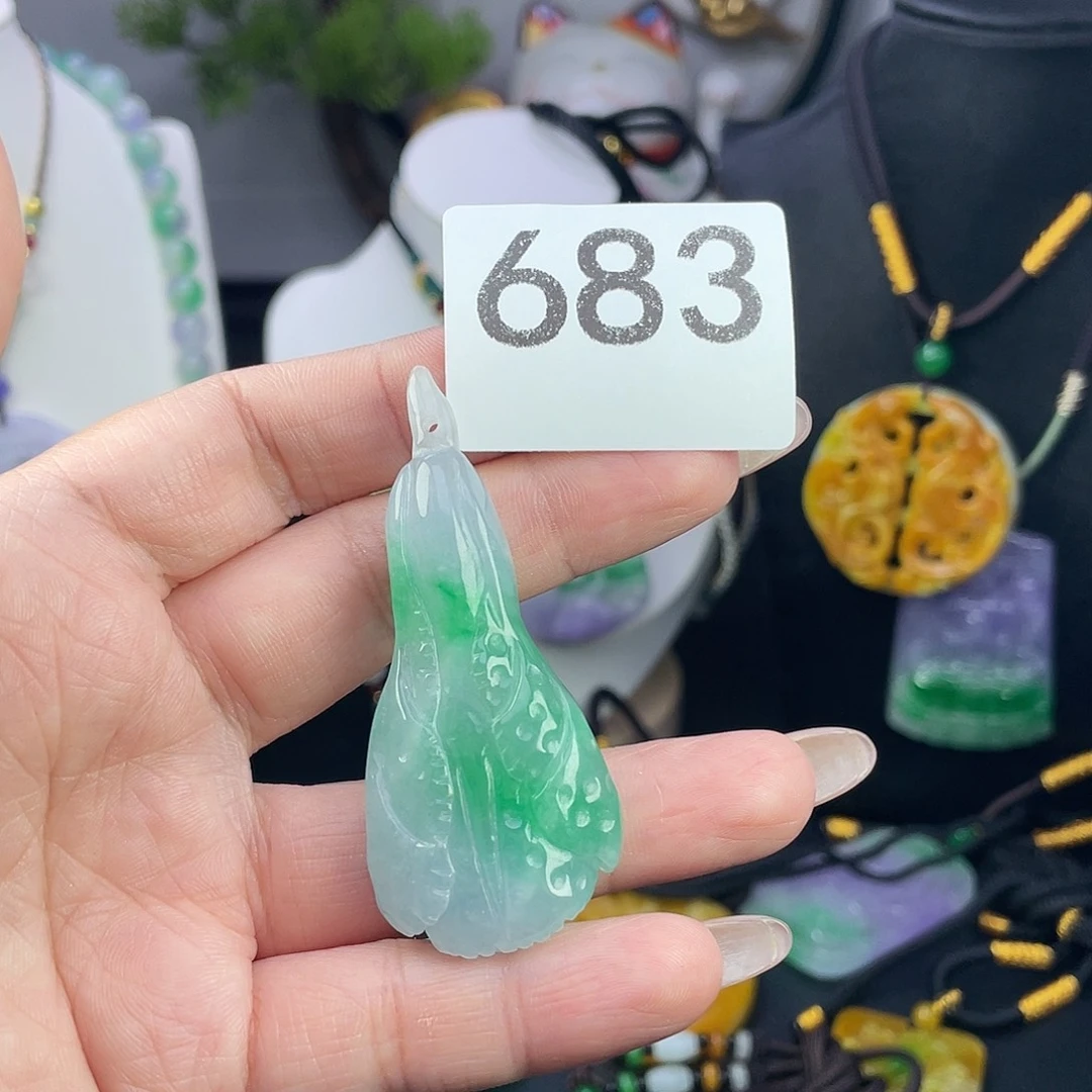 翡翠未镶嵌吊坠(赠链)