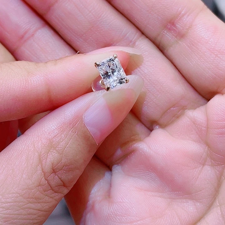 实验室培育钻石18K金镶嵌誉**州1克拉蕾迪恩耳钉单只