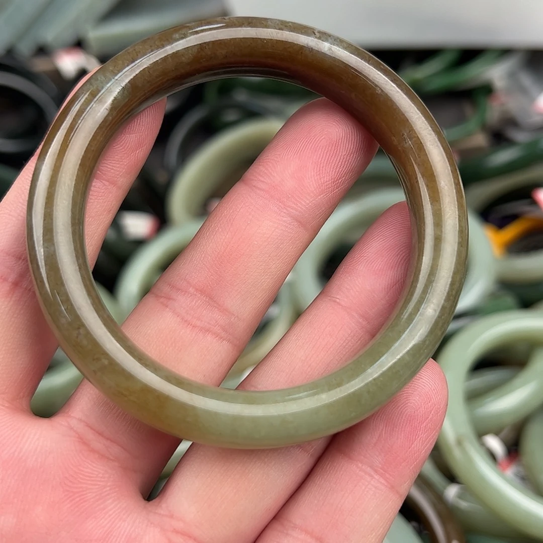 傲***主和田玉未镶嵌手镯