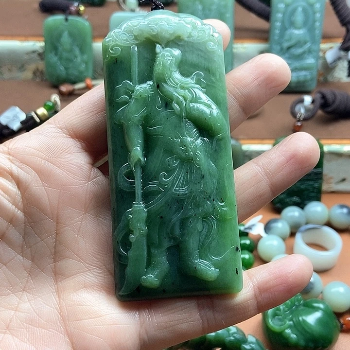 陈***虎和田玉未镶嵌颈饰