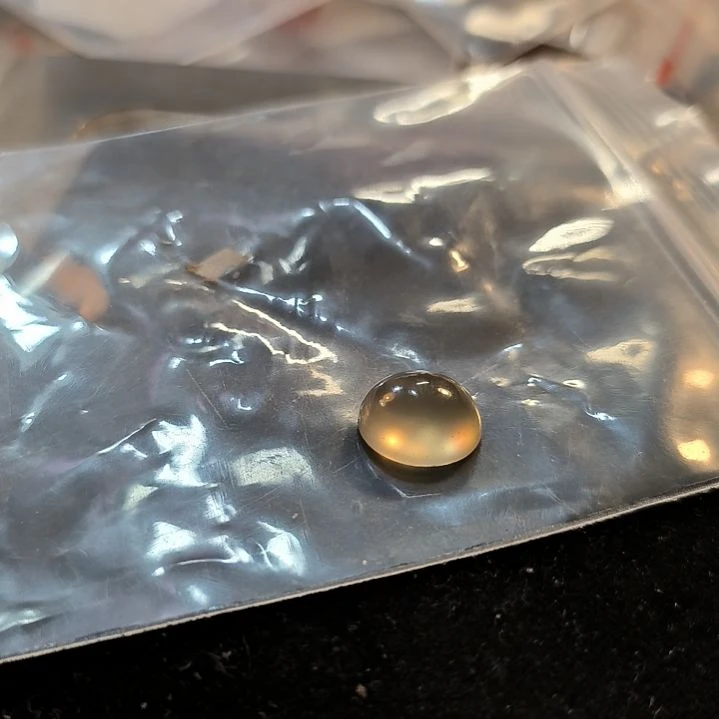 谷***子未镶嵌戒面石英岩玉