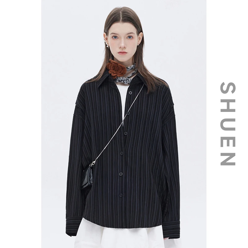 束恩条纹肌理感polo领单排扣2025年秋季宽松中长款黑色衬衫女上衣
