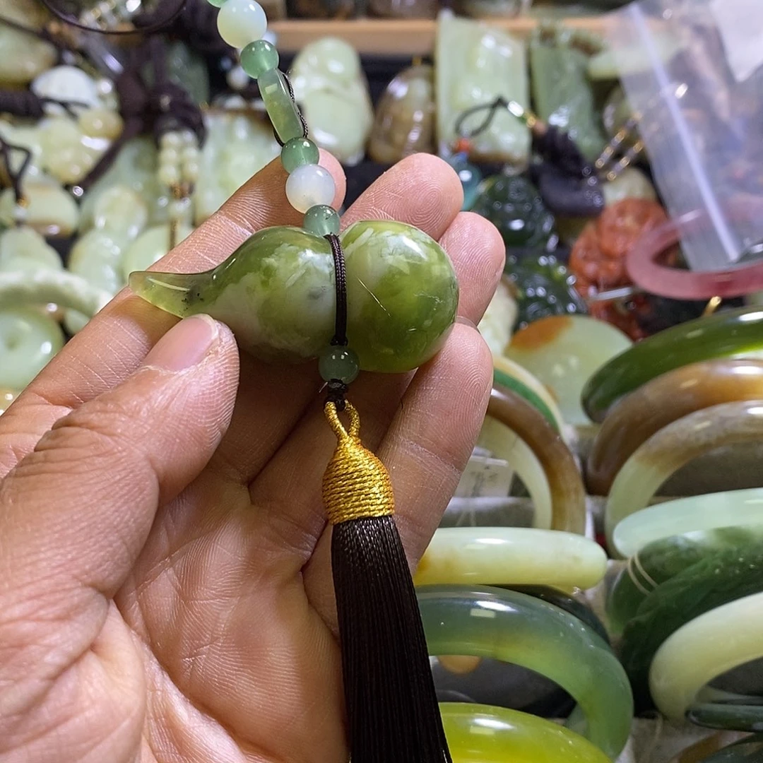 岫玉未镶嵌颈饰车挂