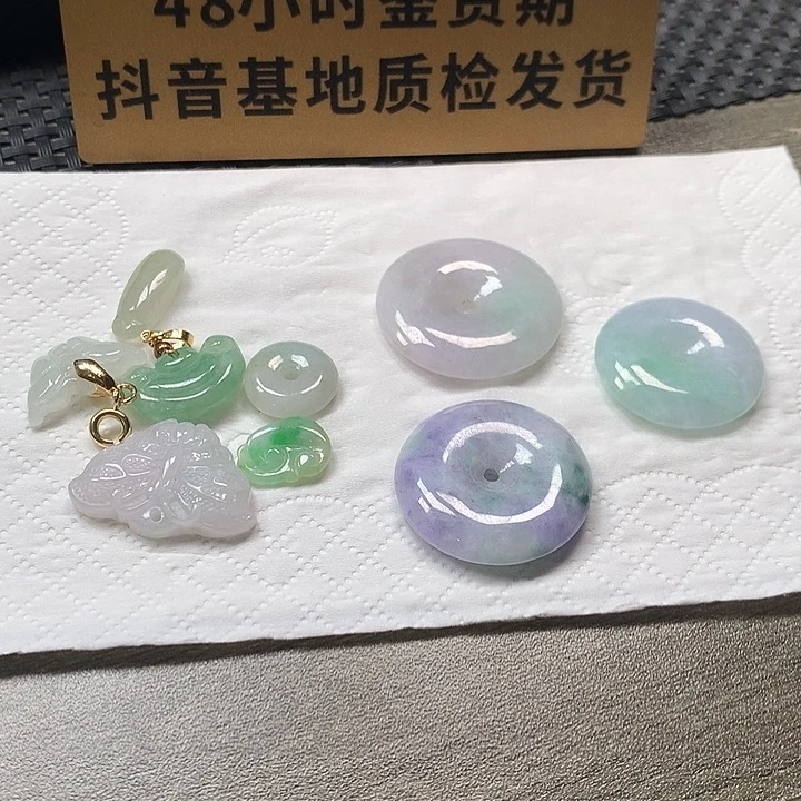 颈饰未镶嵌翡翠奶****?一堆