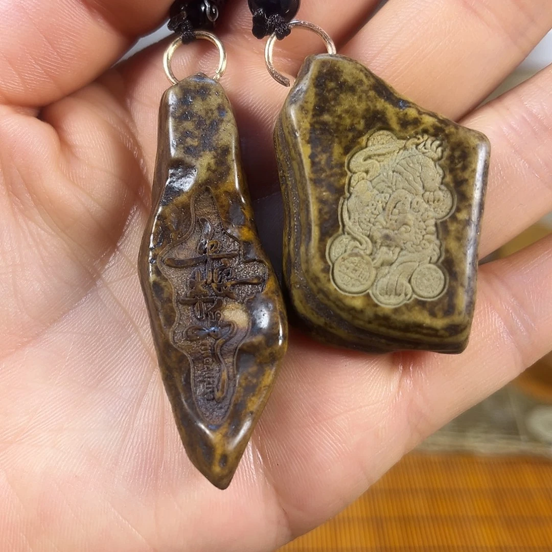 新疆原石雕刻手把件
