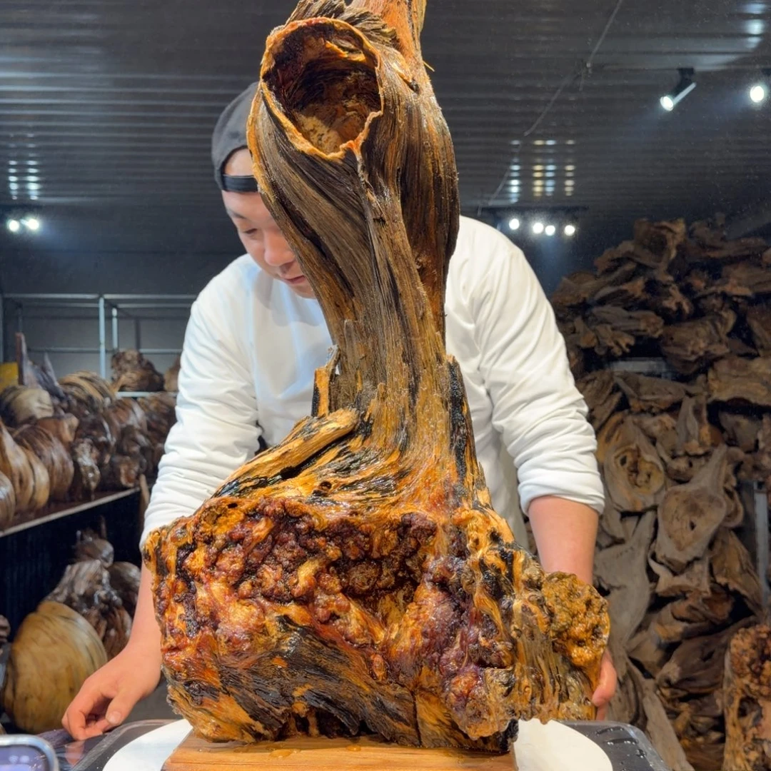 青***怀木王一刀琥珀木摆件11