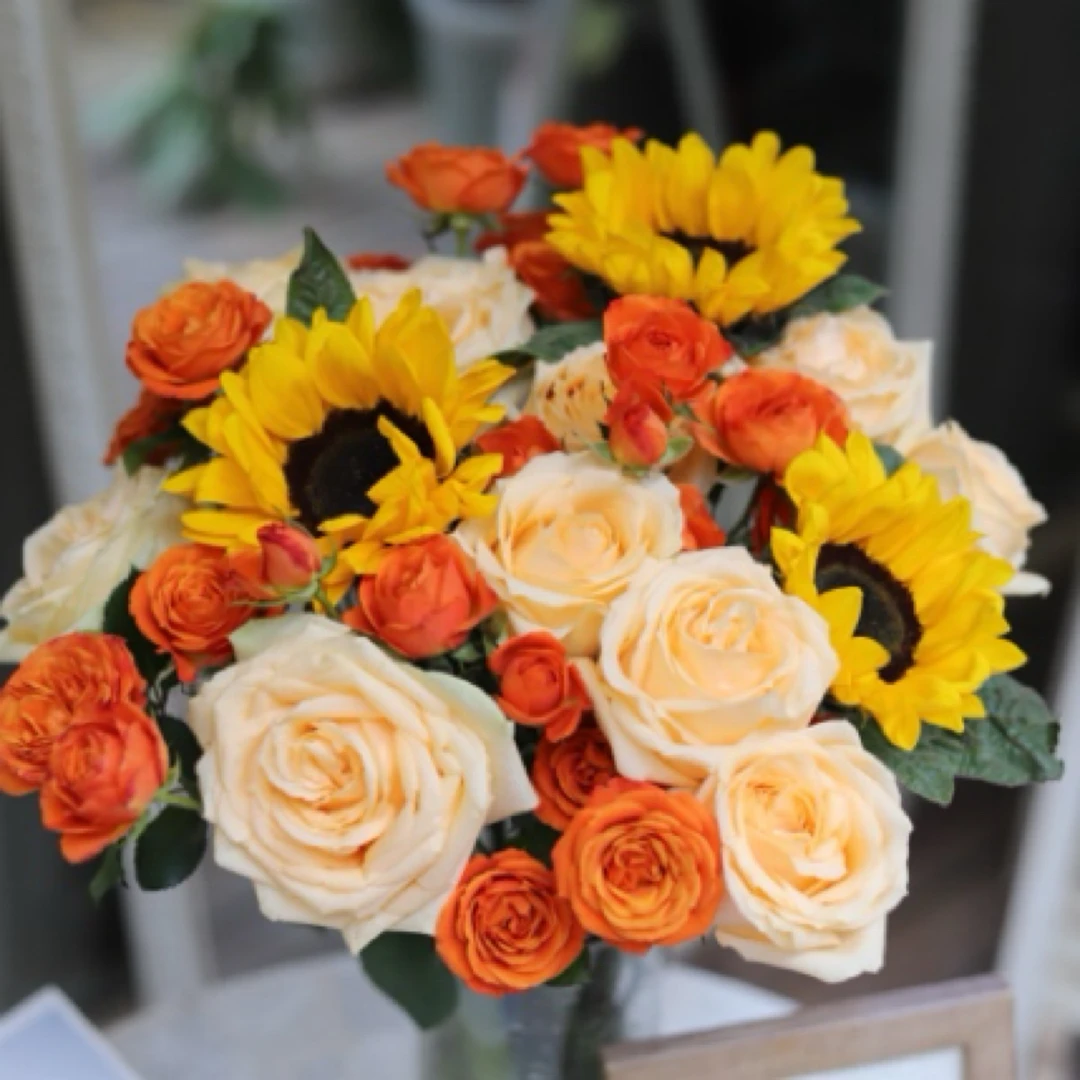【都市花季小浪漫】向日葵3支香槟玫瑰10支橙芭比5支广东福建顺丰
