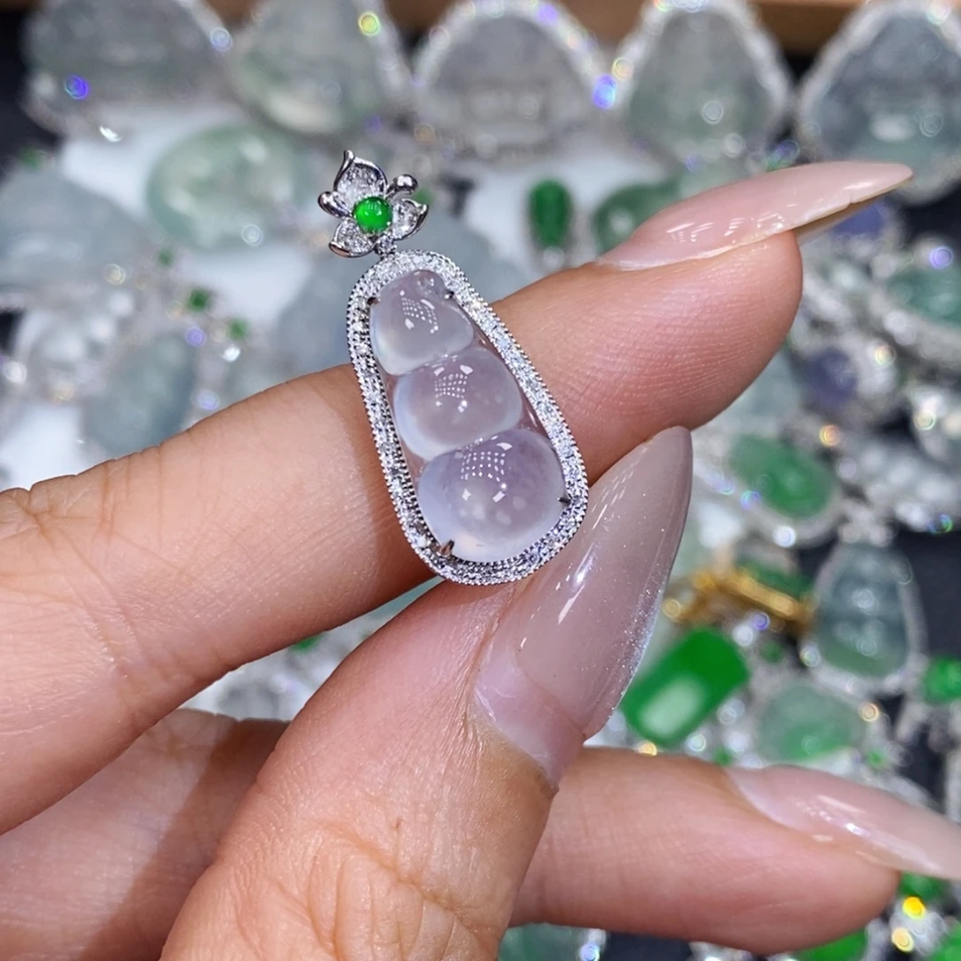 一***桃颈饰18K金镶嵌翡翠