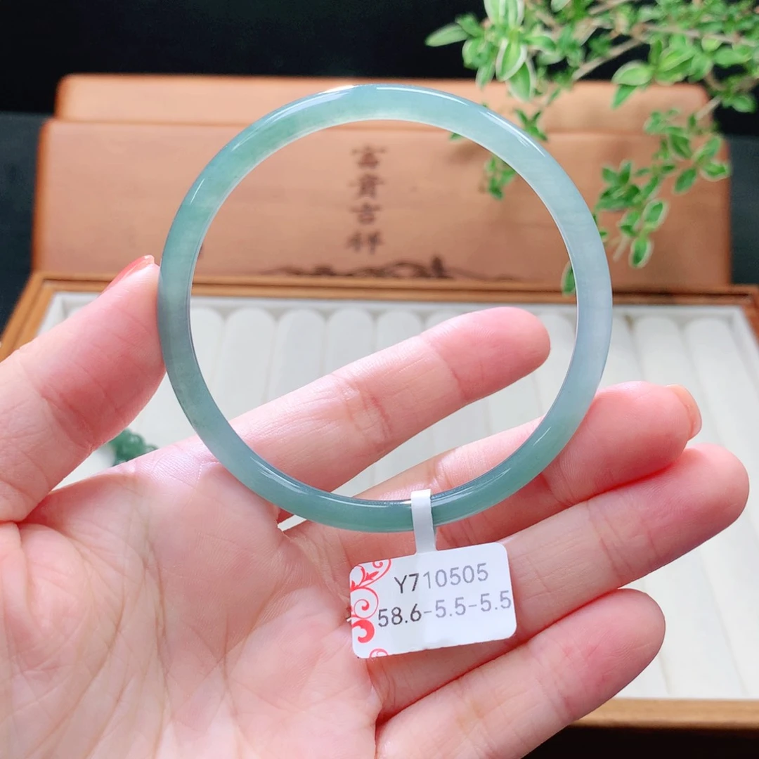 未镶嵌手镯（圆镯）翡翠