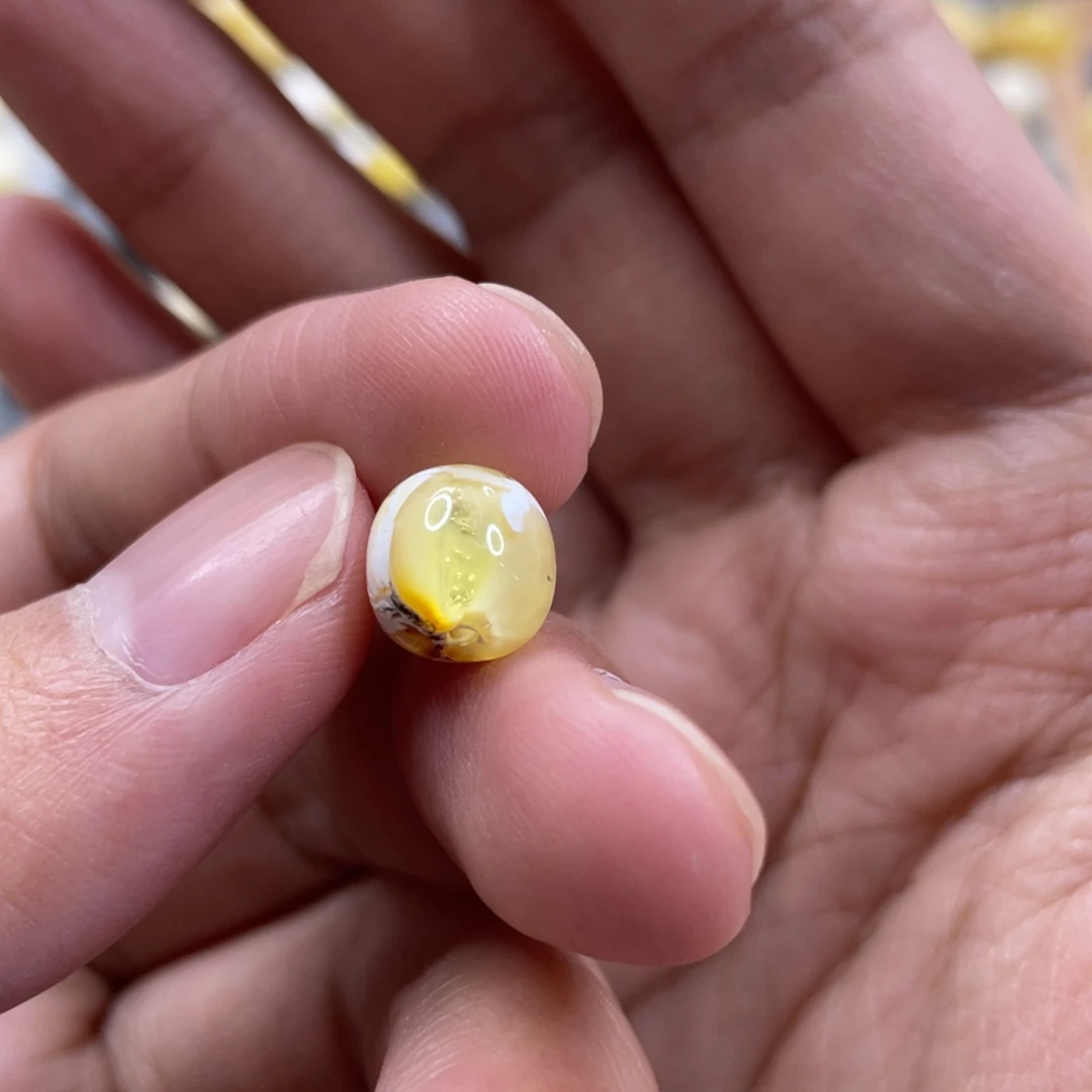 琥珀未镶嵌裸石金白微瑕8.9x7.9