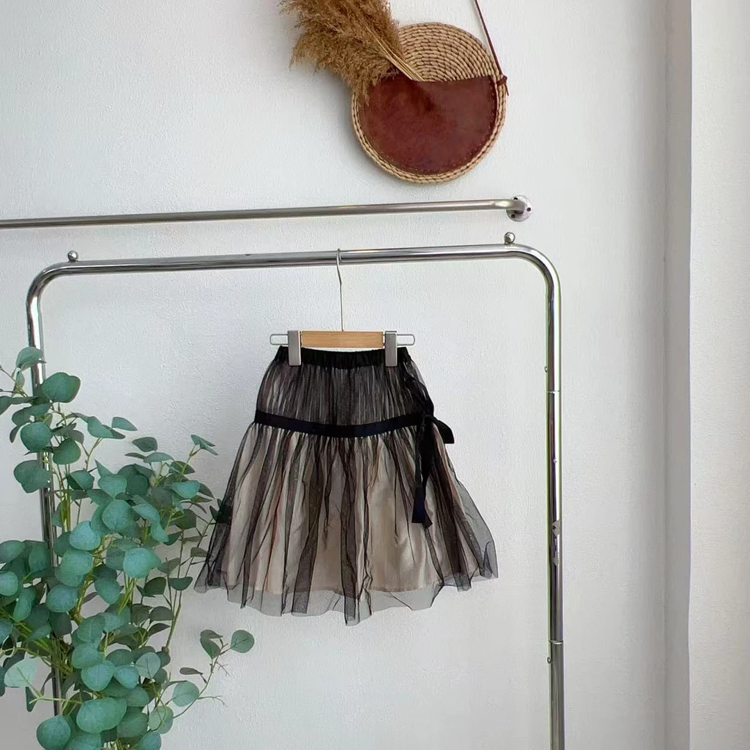 6922而黑色半身裙子