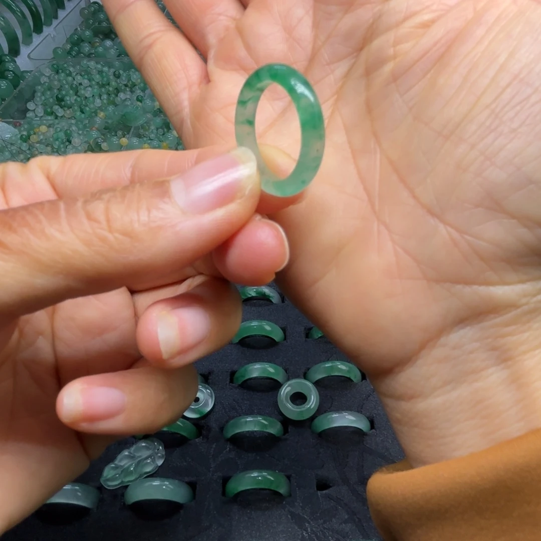 石英质玉（非洲翠）未镶嵌散珠冰甜绿戒指