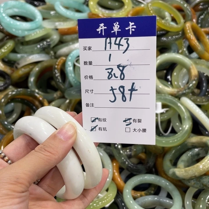 蛇纹石玉未镶嵌手镯多样性