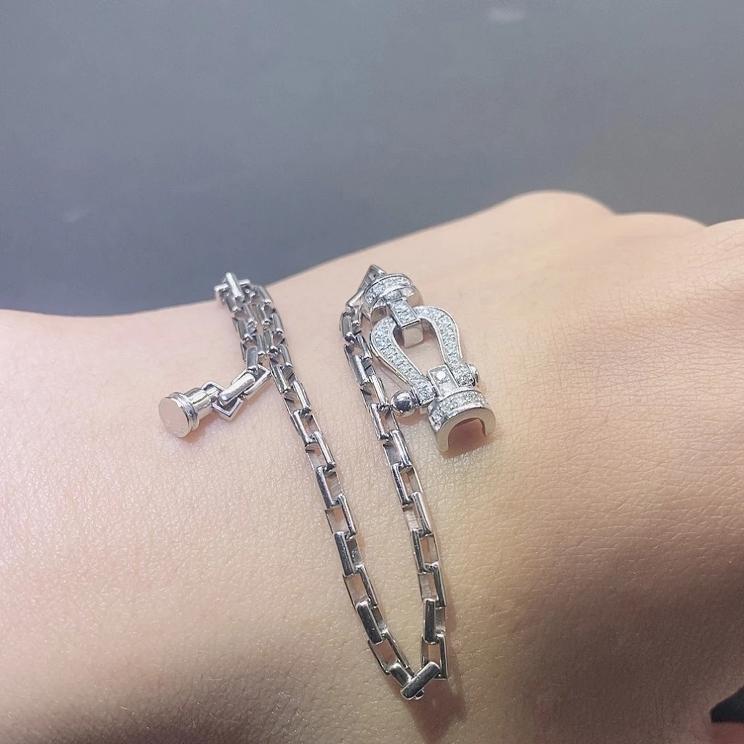 钻石手链18K金镶嵌中号马蹄手链k白