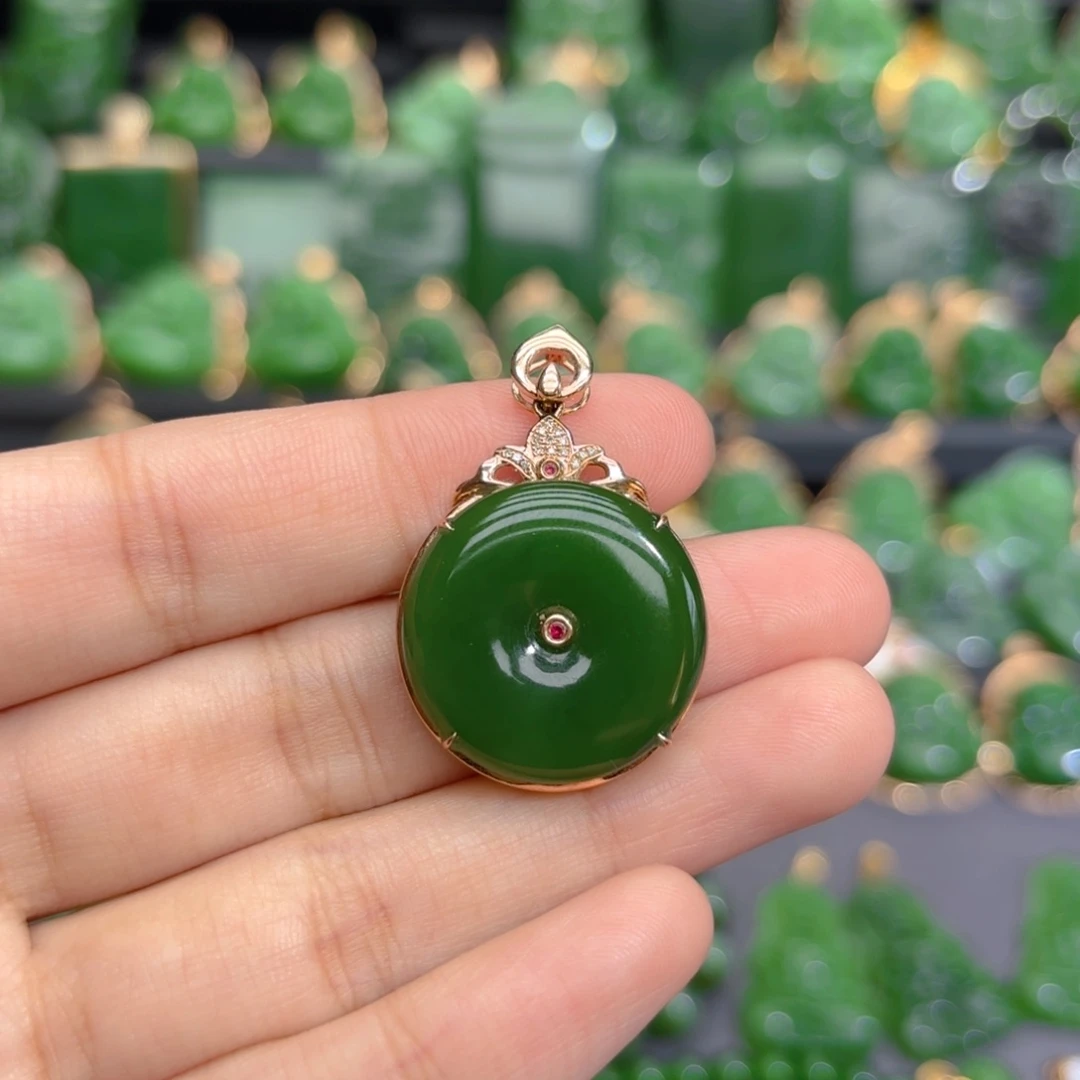 颈饰18K金镶嵌和田玉（碧玉）