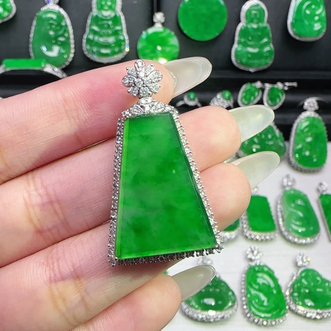 翡翠18K金镶嵌颈饰