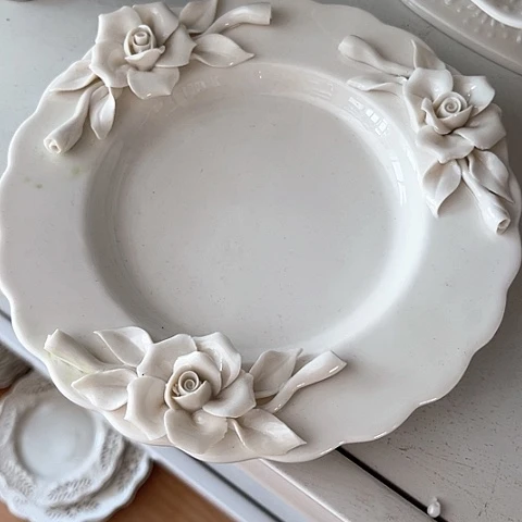 白瓷缺花瓣八寸盘子一个